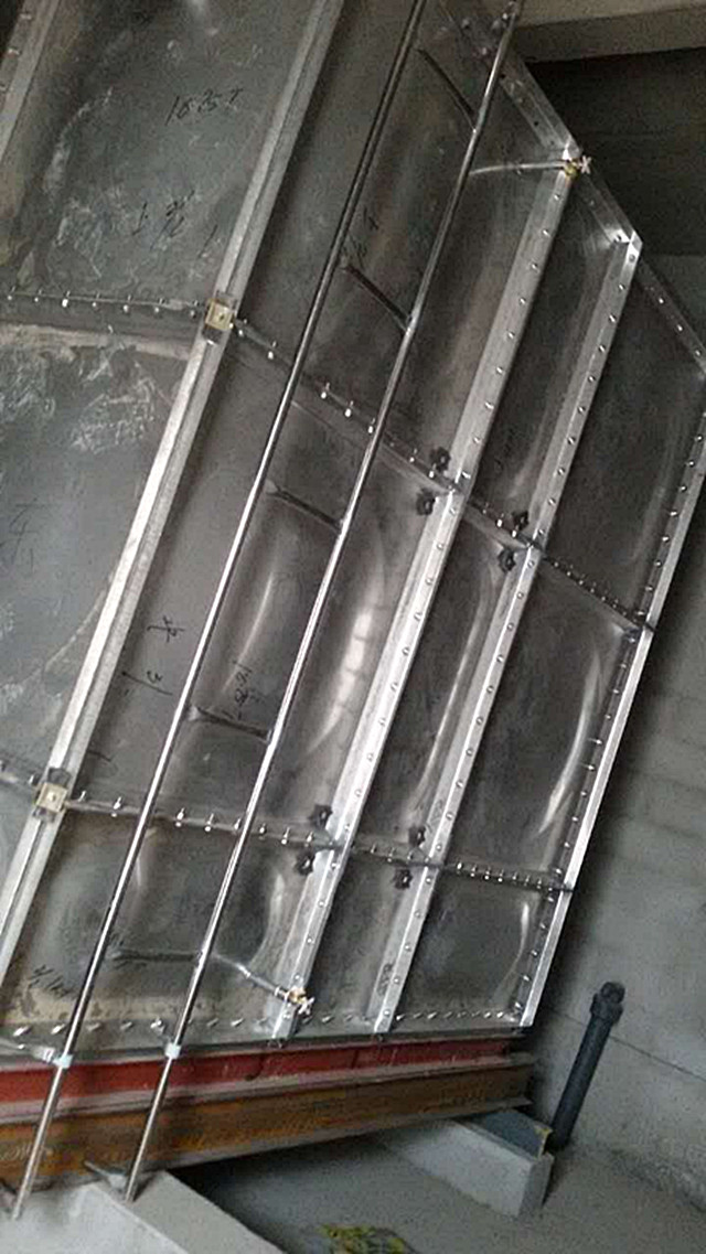 東營市河口區(qū)304不銹鋼水箱安裝現(xiàn)場