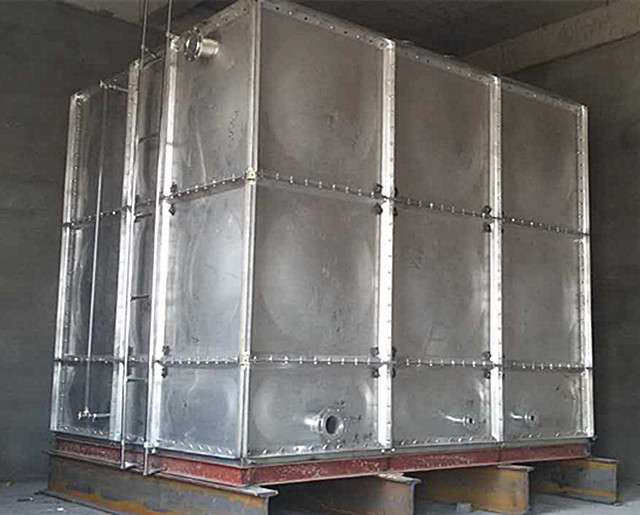 東營市河口區(qū)304不銹鋼水箱安裝現(xiàn)場