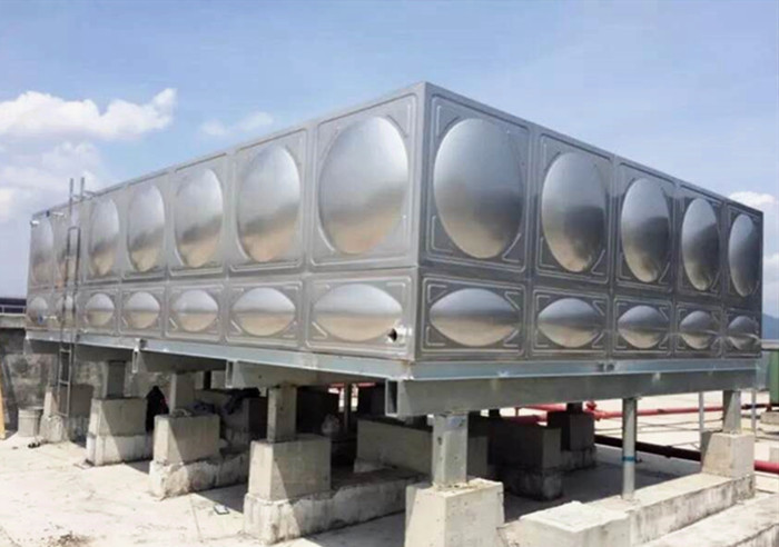 地面不平整，需要為不銹鋼水箱做基礎(chǔ)