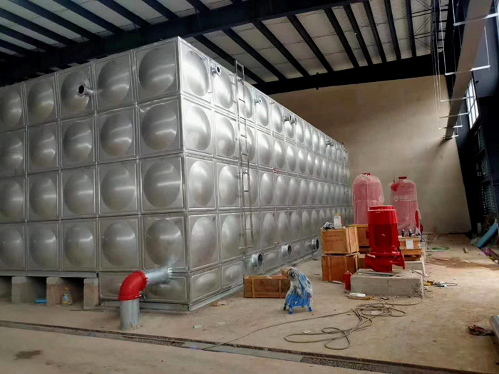 不銹鋼水箱內(nèi)部清理分兩次進(jìn)行