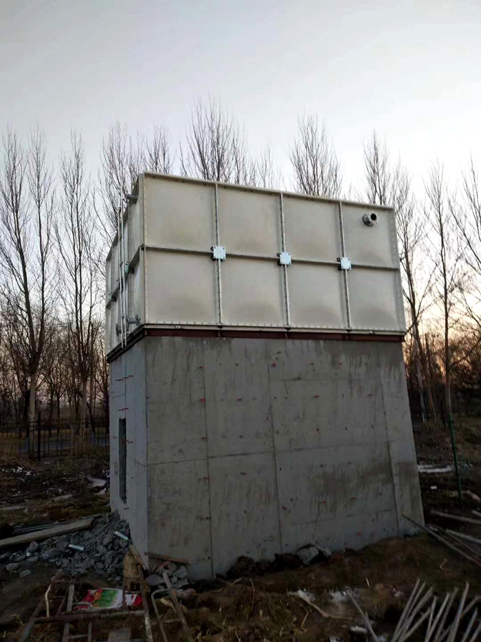 同樣噸位的玻璃鋼水箱價(jià)格是有差別的